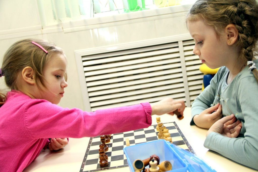Дома или в группе? Где и как учить ребенка играть в шахматы? 