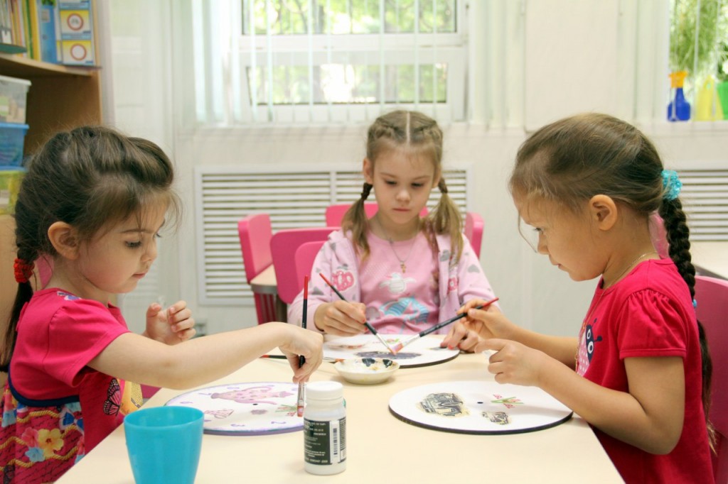 Детки студии "Тет-А-Тет" на творческом занятии - мастерят часы